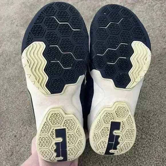 Lebron‎ Basketball Sneakers - Picture 5 of 6